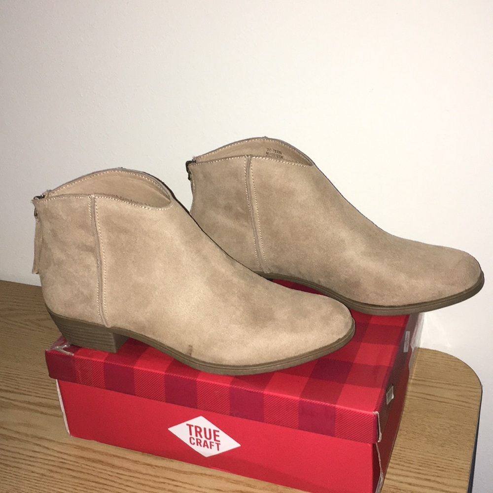 New True Craft 1” Heel Suede Feel Booties Natural - Picture 2 of 8